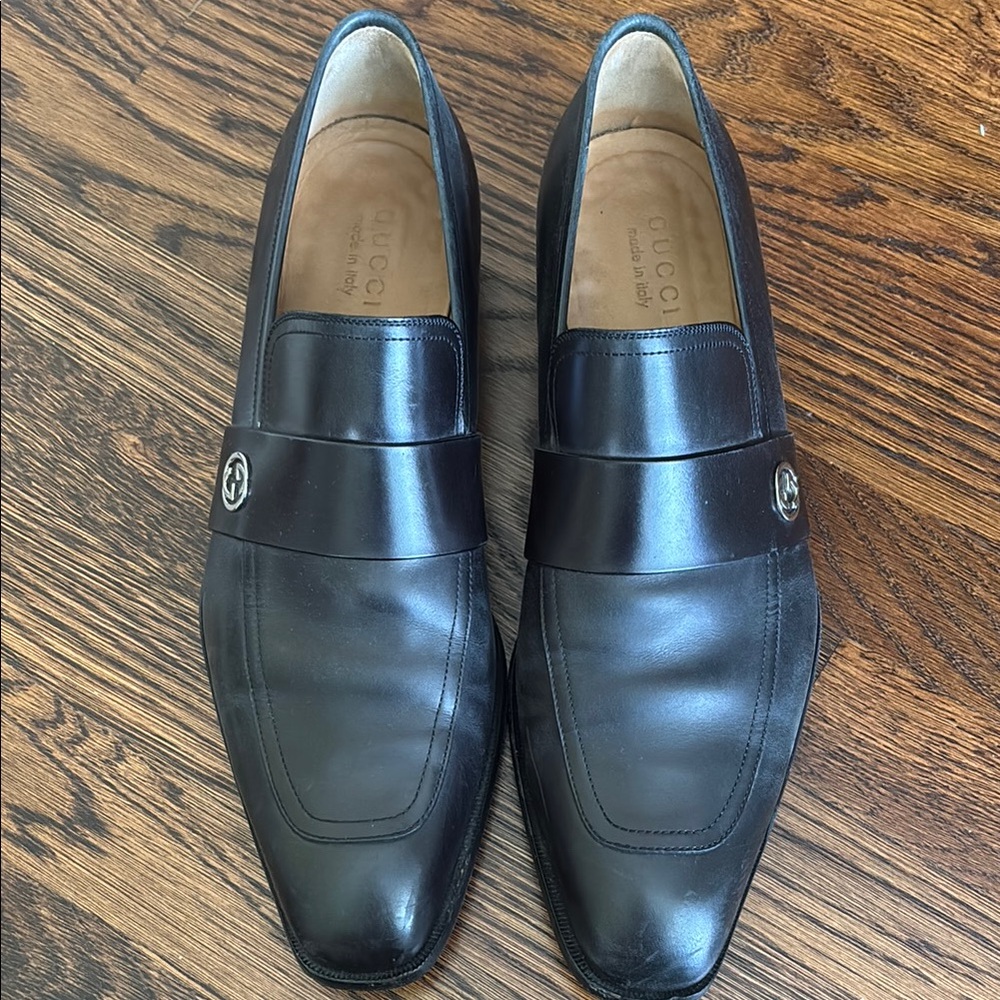 Gucci Men's Black Stamp Print Leather Loafers